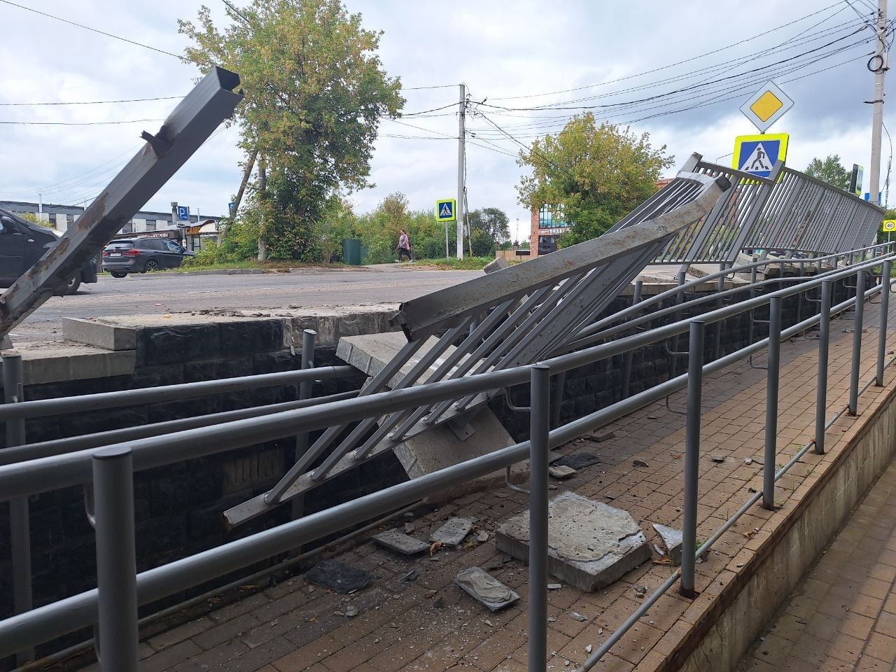 После ДТП на Шнырёва в Истре наводить порядок не спешат 