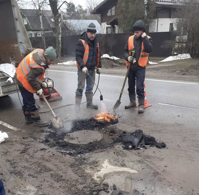 В Снегирях снова  взялись за «вечную» лужу