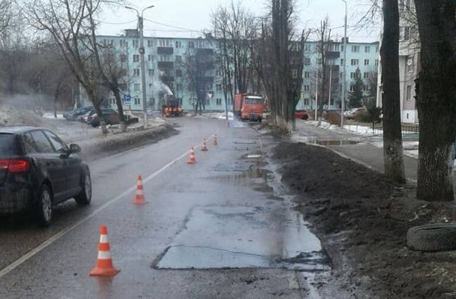 После жалоб в социальной сети в Дедовске заделали яму 