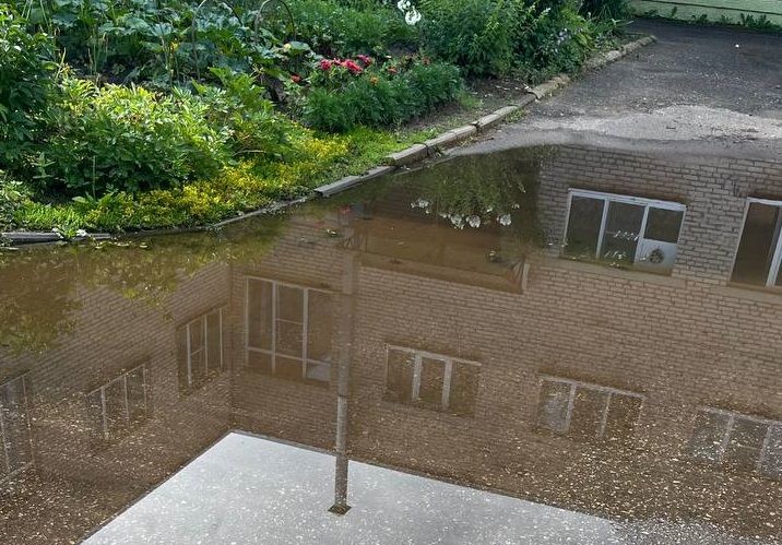 «В сандалиях по лужам»: в детском саду Истры рассыпались дорожки