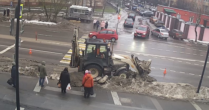 Участок Волоколамского шоссе в Истре освобождают от снега