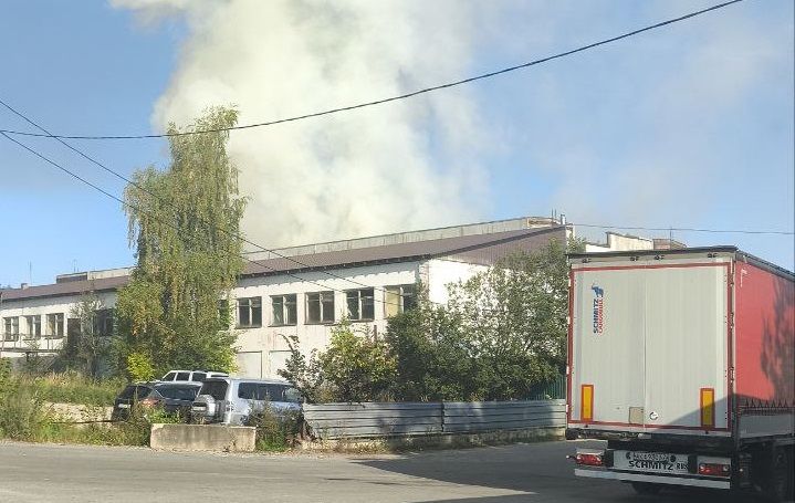 Складское помещение горит с 4 утра вблизи Первомайского