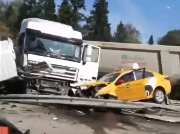Два грузовика и такси столкнулись на Новорижском шоссе