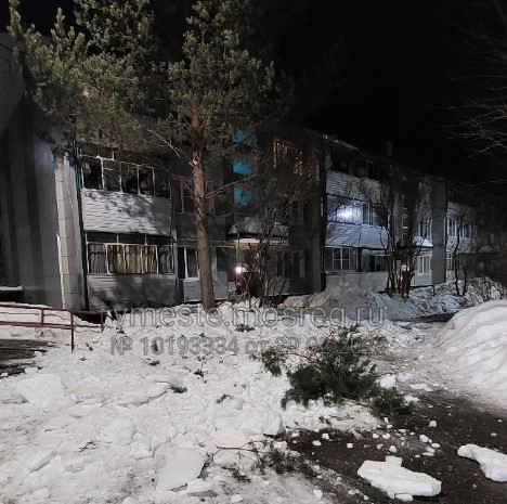 В Курсаково упавший с крыши снег сбил с ног женщину 