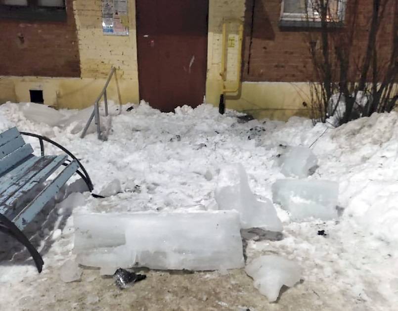 Огромная глыба льда обрушилась ночью с крыши дома в Глебовском