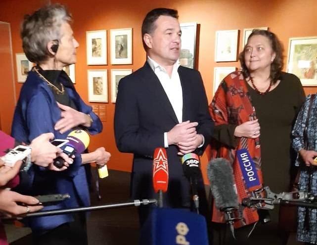 Выставку в Истре посетили губернатор и внучки Шагала