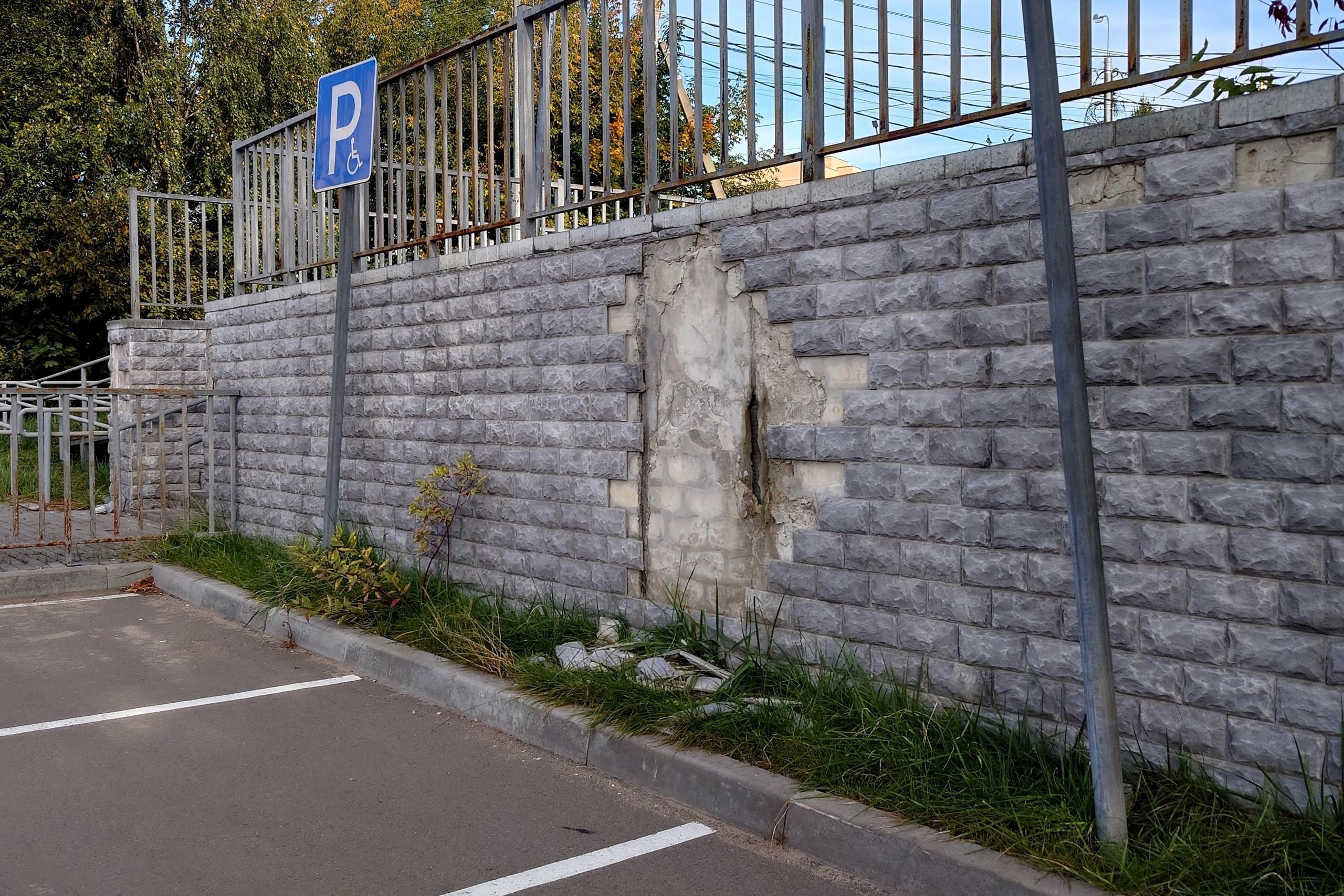 От парковки у школы до тротуара на Шнырёва: где быстрее рассыпается благоустройство?