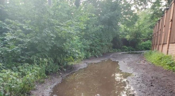 Улица Зелёная в Снегирях: ремонт закончился,  ямы остались 