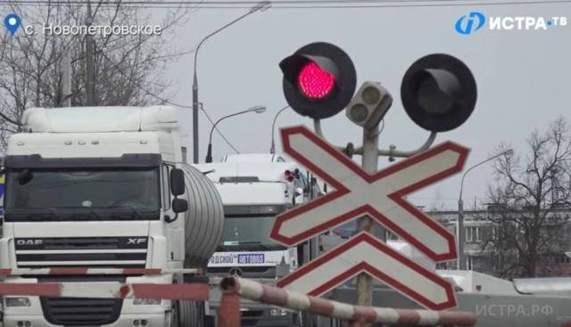 Движение автотранспорта на переезде в Новопетровском вновь ограничат
