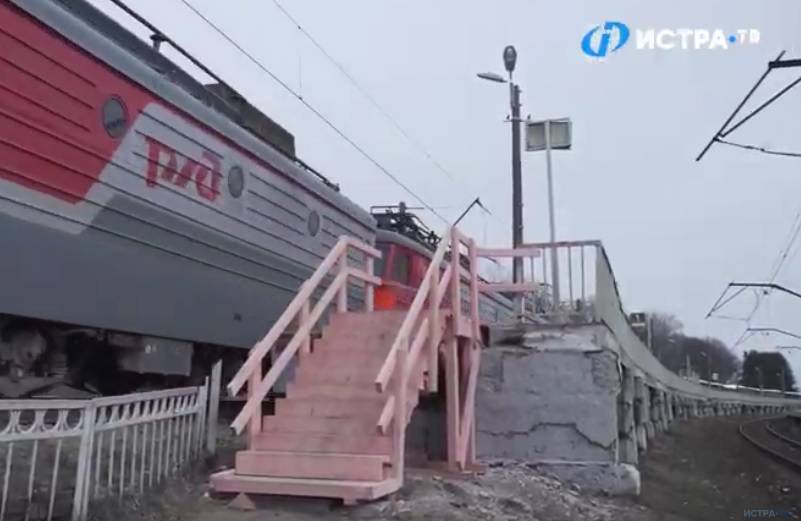 В Новопетровском электропоезд по касательной задел платформу