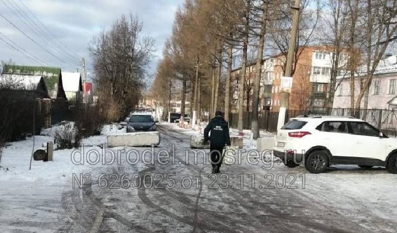 На улице Полевой в Новопетровском с дороги уберут блоки 