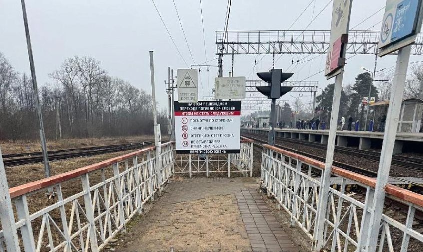 Разрушенное мощение у станции Снегири ждёт ремонта