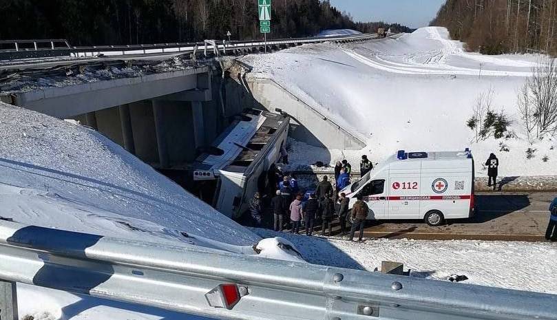 Под Волоколамском рейсовый автобус упал с моста