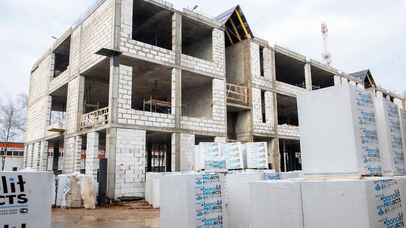 У пристройки к Покровской школе возведены стены и крыша