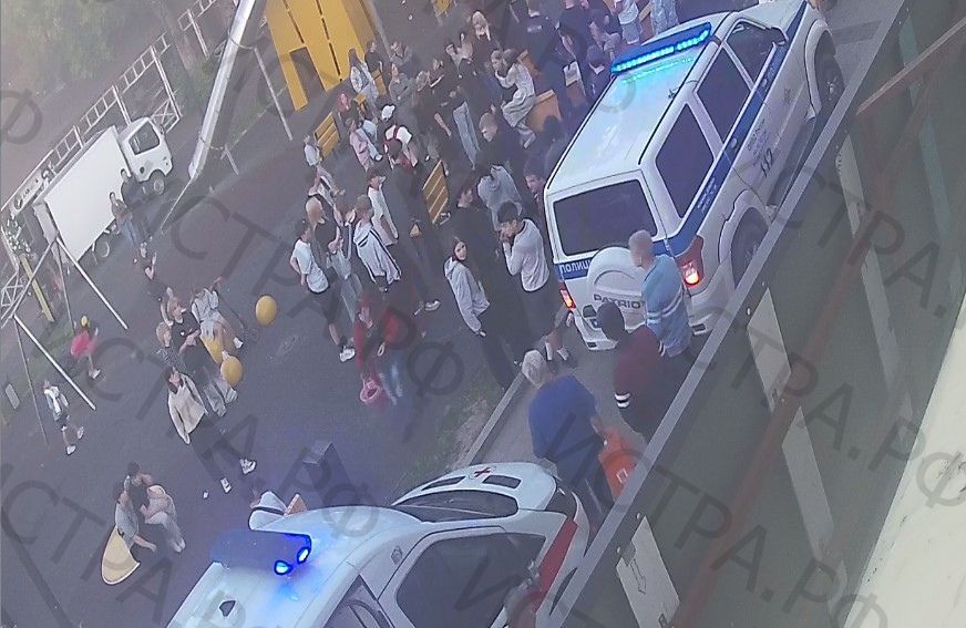 Скорая помощь забрала пьяных подростков с детской площадки