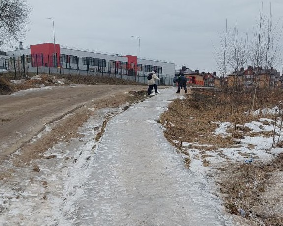 Ледяная полоса препятствий ожидает ежедневно школьников в Восточном