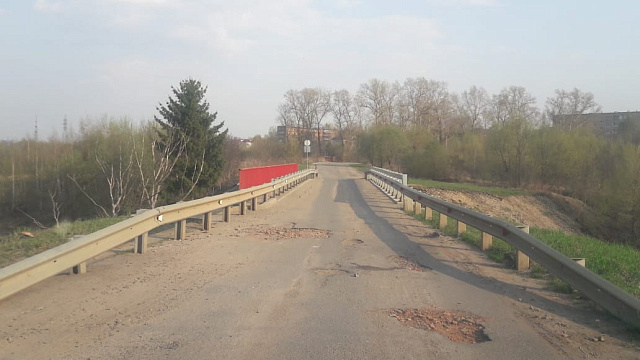 Грузовикам запретили проезд по мосту в Первомайском