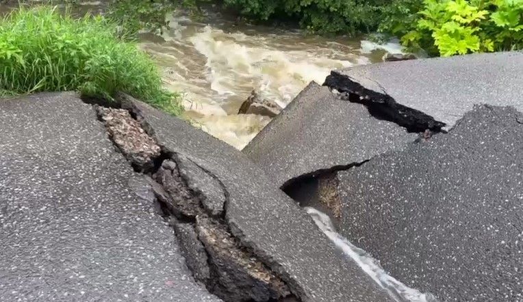 В деревне Холмы размыло мост через реку Песчанку