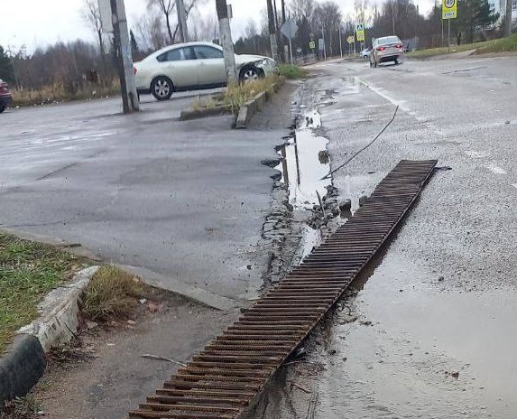 В Курсаково на центральной площади валяется сломанная решетка ливнёвки