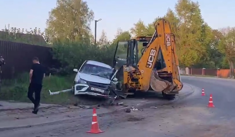 В Бужарово столкнулись легковой автомобиль и трактор