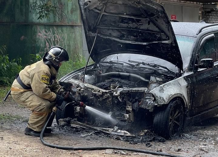 В Истре среди бела дня загорелся автомобиль