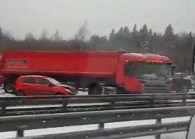 Снегопад привёл к массовым авариям на дорогах