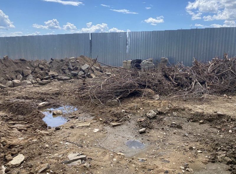 Участок в Лобаново превратился в свалку автохлама