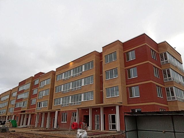 Камень на голову: облицовка нового дома осыпается в Малой Истре