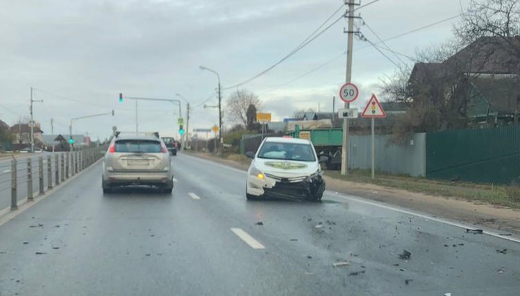 Таксист протаранил дорожное ограждение на «Волоколамке»