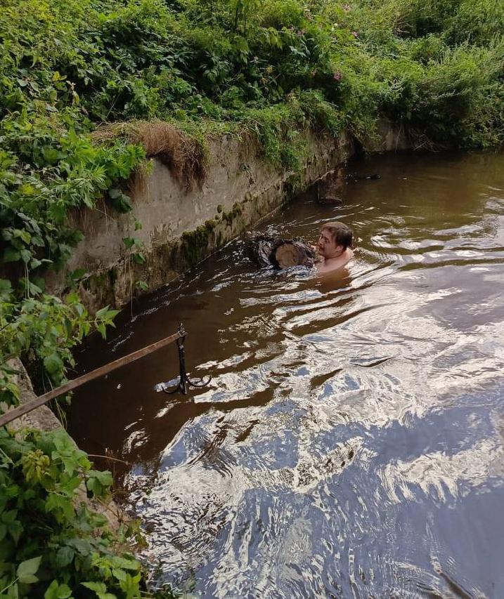 Засор под мостом в Зеленково прочищали вплавь