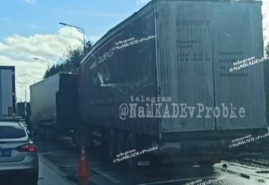 Три грузовика и мусоровоз столкнулись на ЦКАДе вблизи Истры