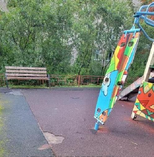 Площадка в заплатках: «замена покрытия не представляется возможной»