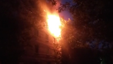 Ночной пожар: погорельцы ждали помощи на балконе