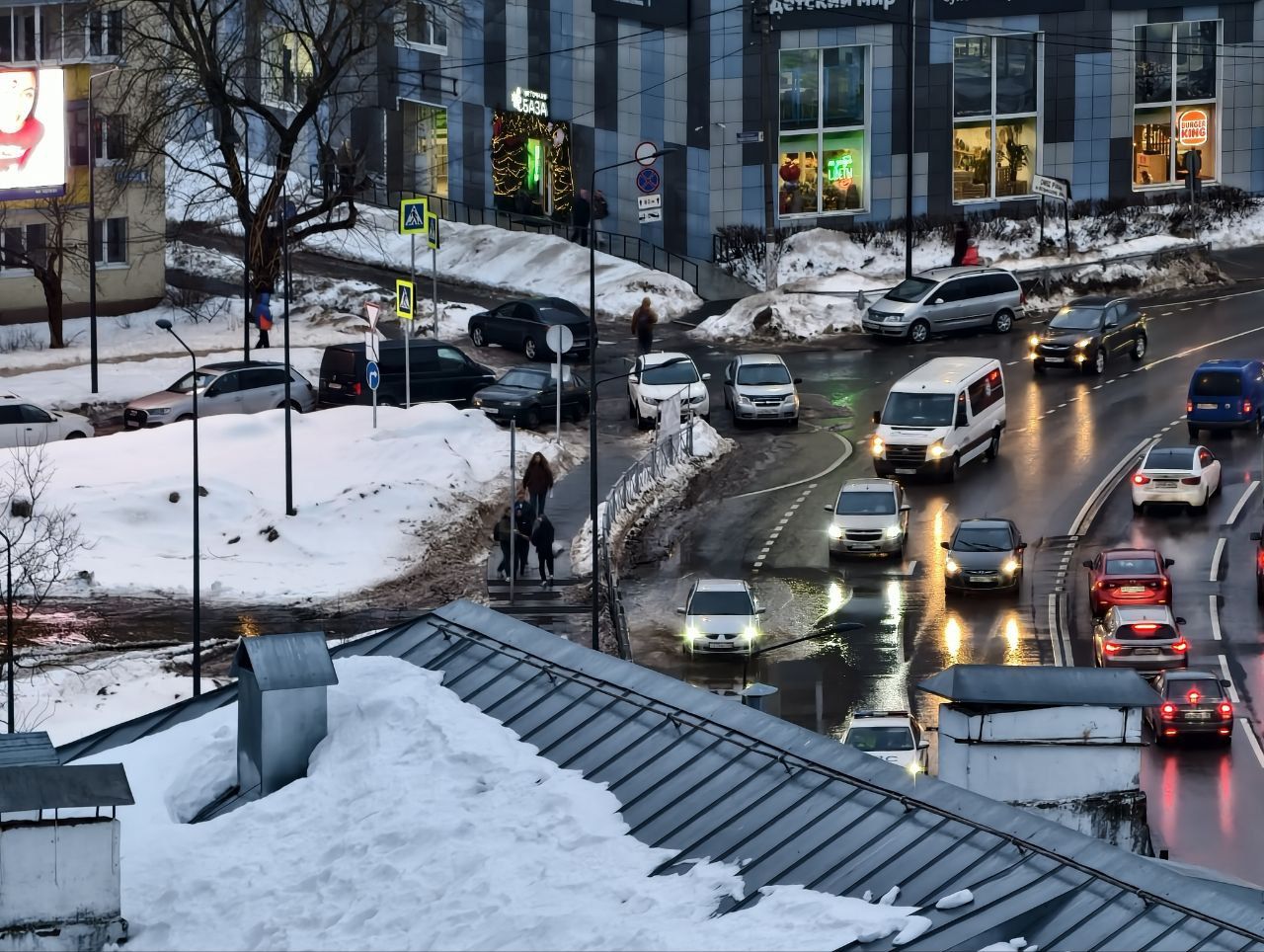 Устройство водопропускных лотков под тротуаром в центре Истры выполнено с нарушениями