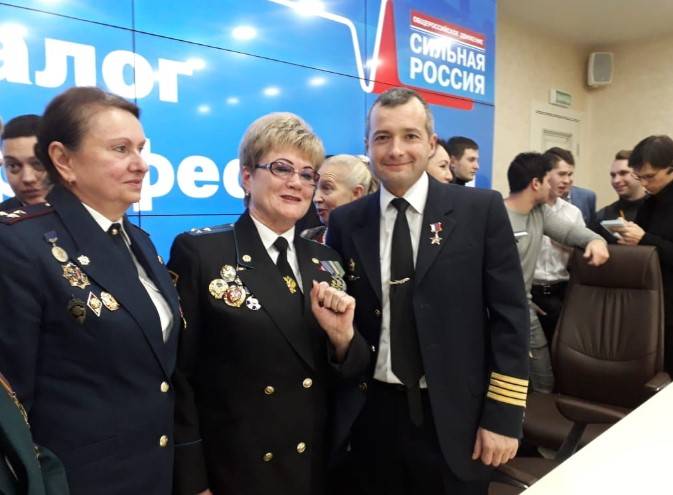 Герой России лётчик Дамир Юсупов ответил истринским школьникам