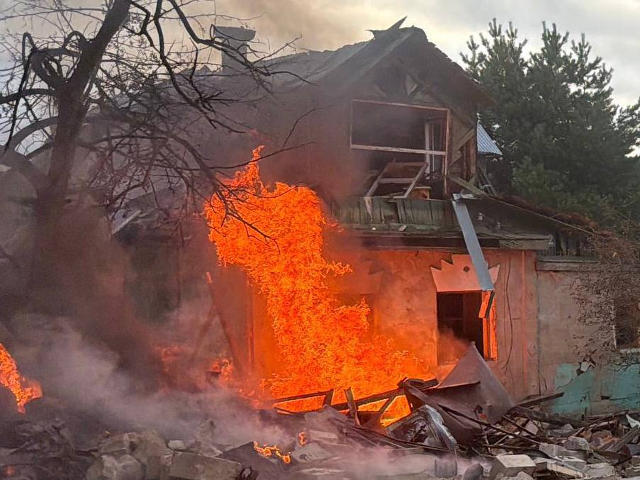Три человека погибли в Пионерском после попадания осколков БПЛА в частный дом