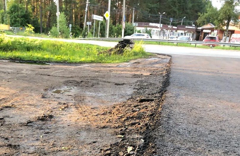 Асфальтоукладчики заблокировали дедовчан на Стахановской улице