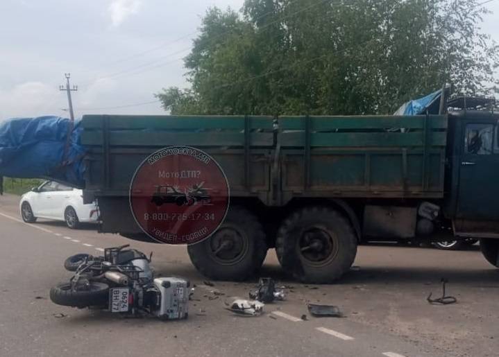На дороге в Духанино столкнулись грузовик и мотоцикл