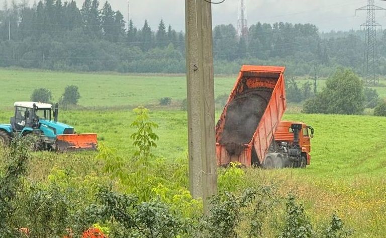 80 проб почвы направили в лабораторию с полей, заваленных куриным помётом