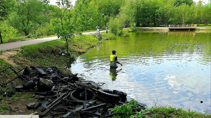 Старые шины и кучу металлолома достали из пруда в Дедово