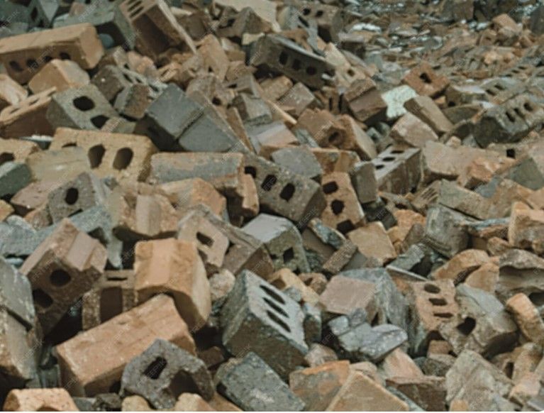  В Павловском обнаружили свалку строительных отходов