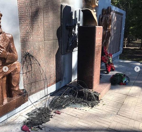 Вандалы вновь изуродовали воинский мемориал в Дедовске