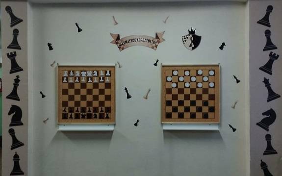 Ученики Ивановской школы на переменах играют в шахматы