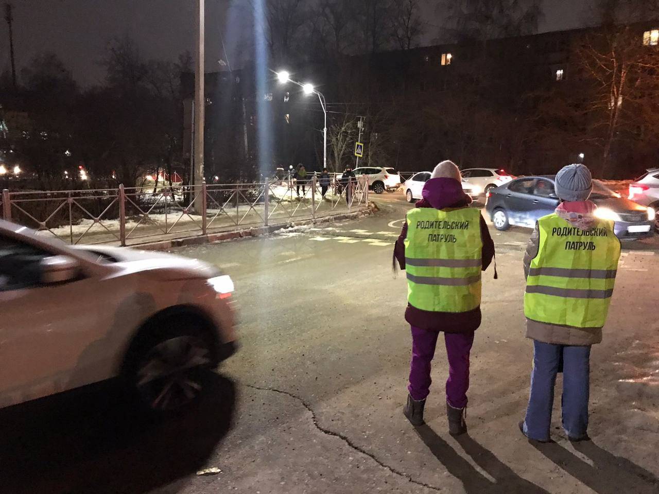 В Дедовске по утрам пытаются «разрулить» ситуацию на автомобильной парковке перед лицеем