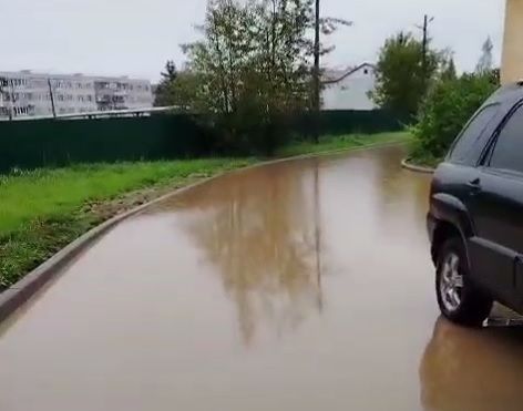 Жители Новопетровского получили за 20 миллионов вместо благоустройства огромную лужу