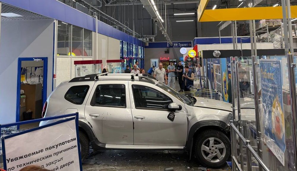 Неожиданное ЧП: автомобиль въехал в гипермаркет в Истре
