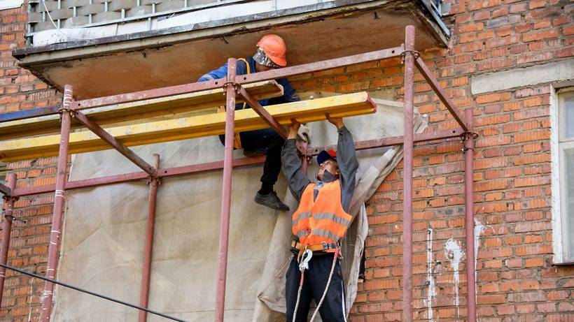 В шести многоквартирных домах округа заменят балконные плиты