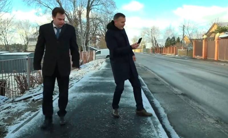 Депутат Мособлдумы поскользнулся на новом тротуаре в Кострово