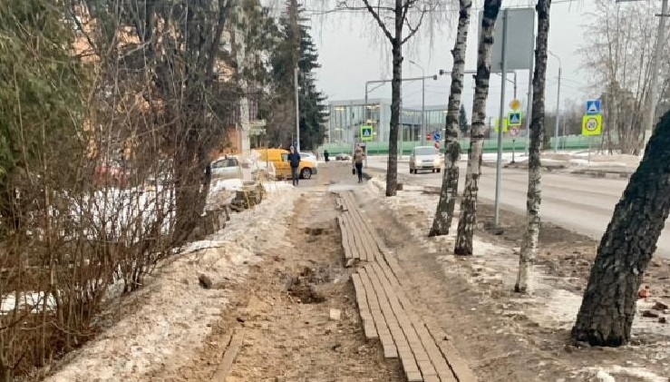 В Дедовске починили тротуар, исчезнувший вместе со снегом
