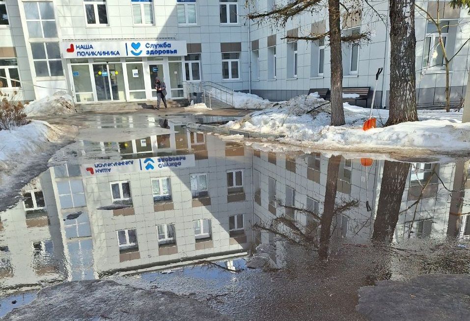 «Знаменитая» лужа на входе в поликлинику Истры пережила капремонт 